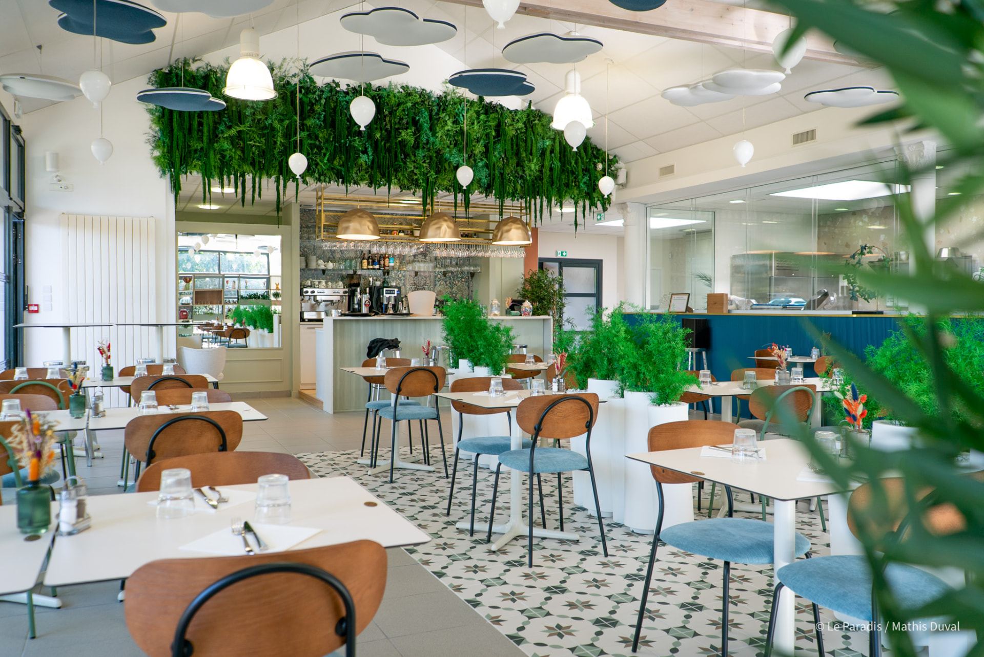 Salle lumineuse et végétale du restaurant Le Paradis, entre Nantes et Cholet
